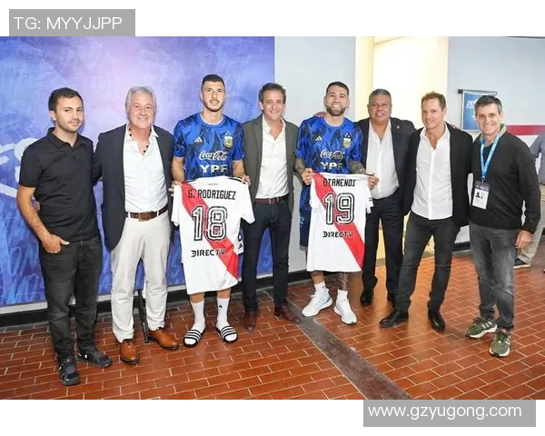 足球明星球员亲自赠送签名球衣传递热爱与梦想的感人故事